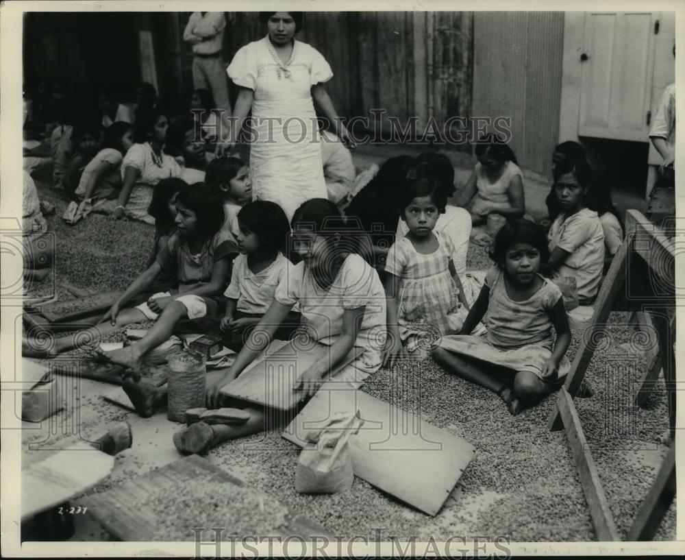 1931 Press Photo Children sorting cacao beans in Guayaquil, Ecuador - mjx02733