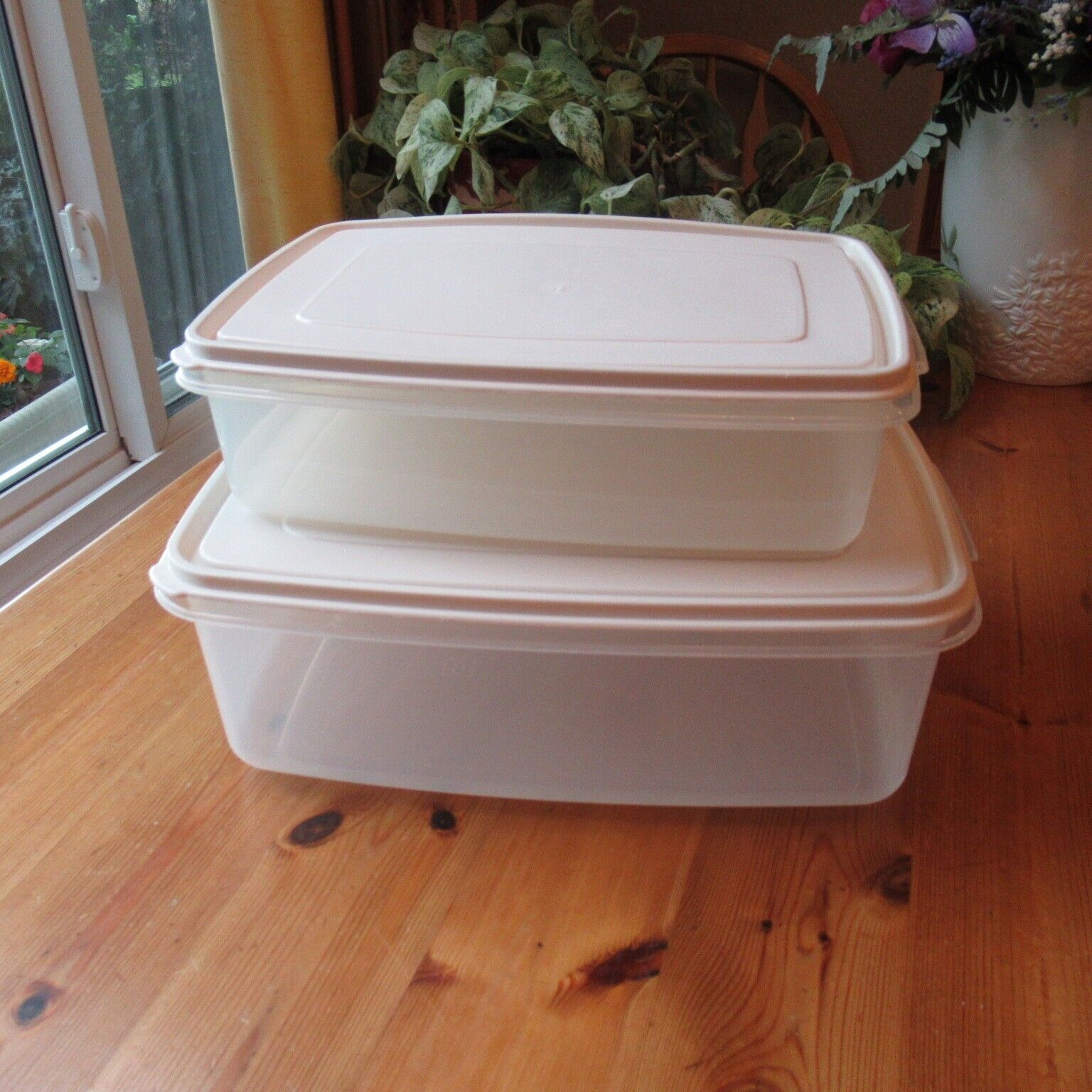 Lot of 2 Rubbermaid Servin Saver #8 #7 33 C 17 C Container Almond Lid Rectangle