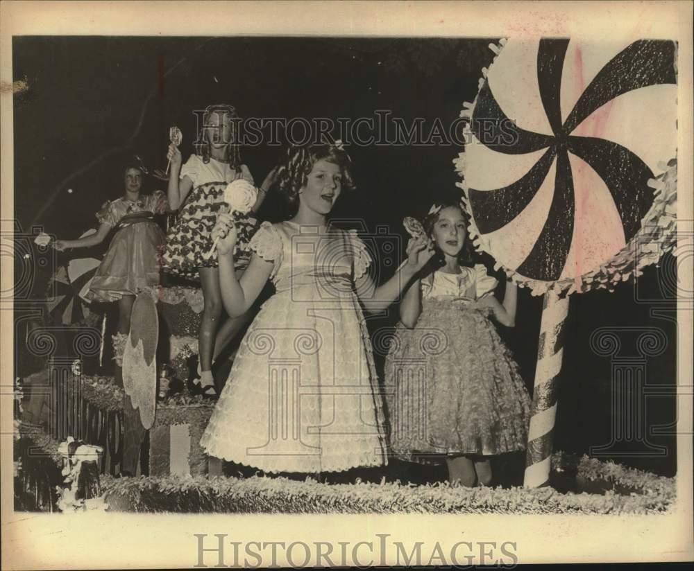 1977 Press Photo Young girls on Woman\'s Club Fiesta Float \
