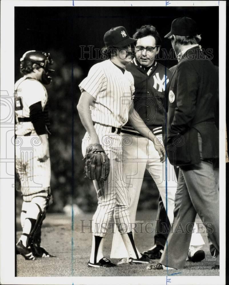 1981 Press Photo Yankees Ron Guidry confers with manager at Yankee Stadium.