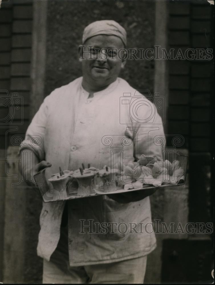 1923 Press Photo Robert Hery Makes Fancy Things From Ice Cream - nex94377