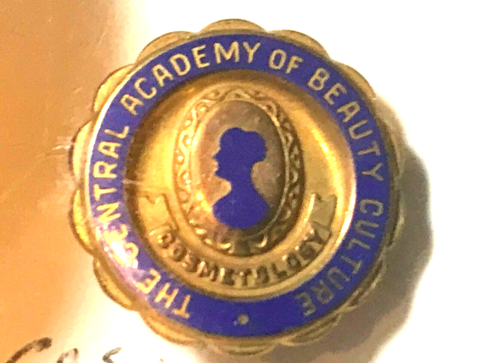 Vintage Pin Medal the central Academy of beauty culture cosmetology 3/4\