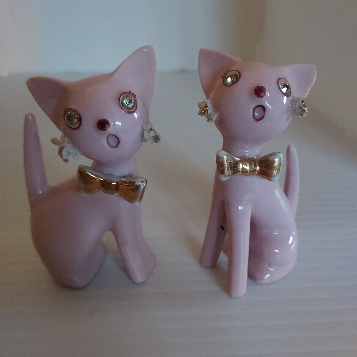 Vintage Kitschy Cats Wailing Meowing Spaghetti Gilded