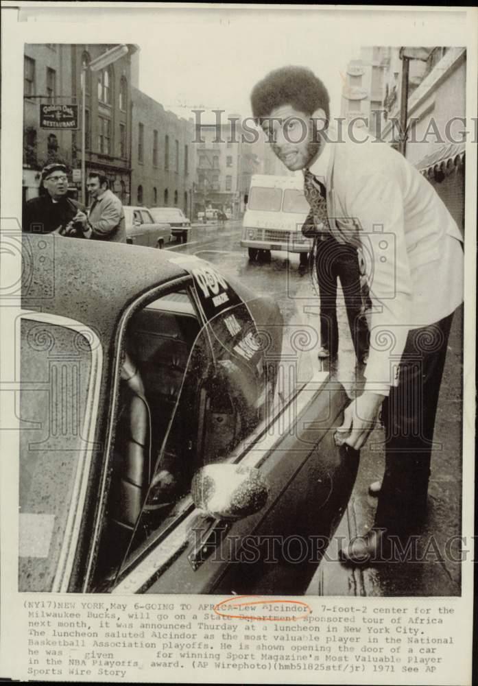1971 Press Photo Bucks' player Lew Alcindor gets into his car at New York