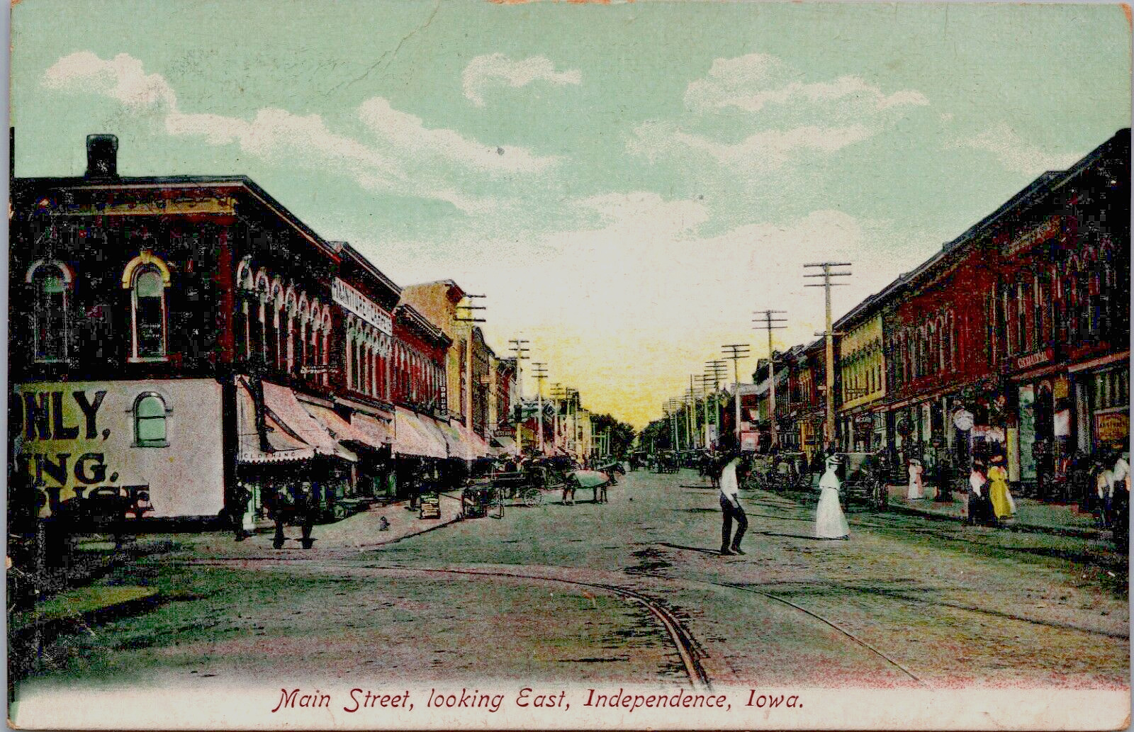 USA Main Street Looking East Independence Iowa Vintage Postcard B152
