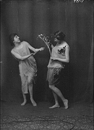 Florence Noyes dancers,performers,women,fabric,costumes,Arnold Genthe,1915