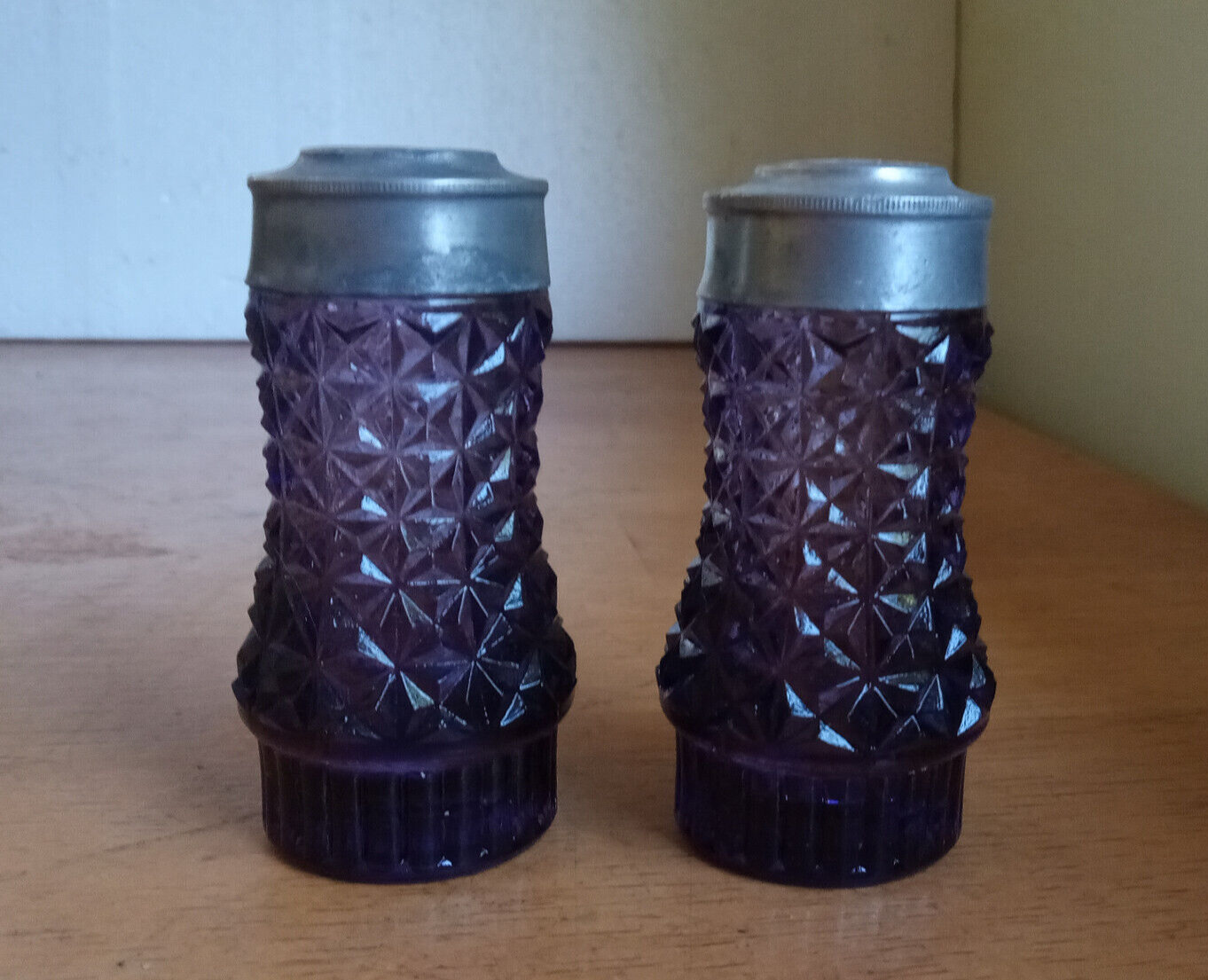 1890 MATCHING PAIR OF PRETTY AMETHYST GLASS SALT PEPPER SHAKERS WITH LIDS