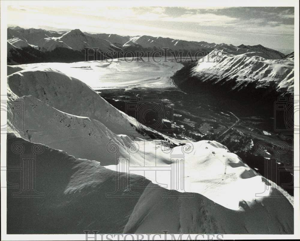 1987 Press Photo Winter aerial of Mt. Alyeska Ski Resort with town below