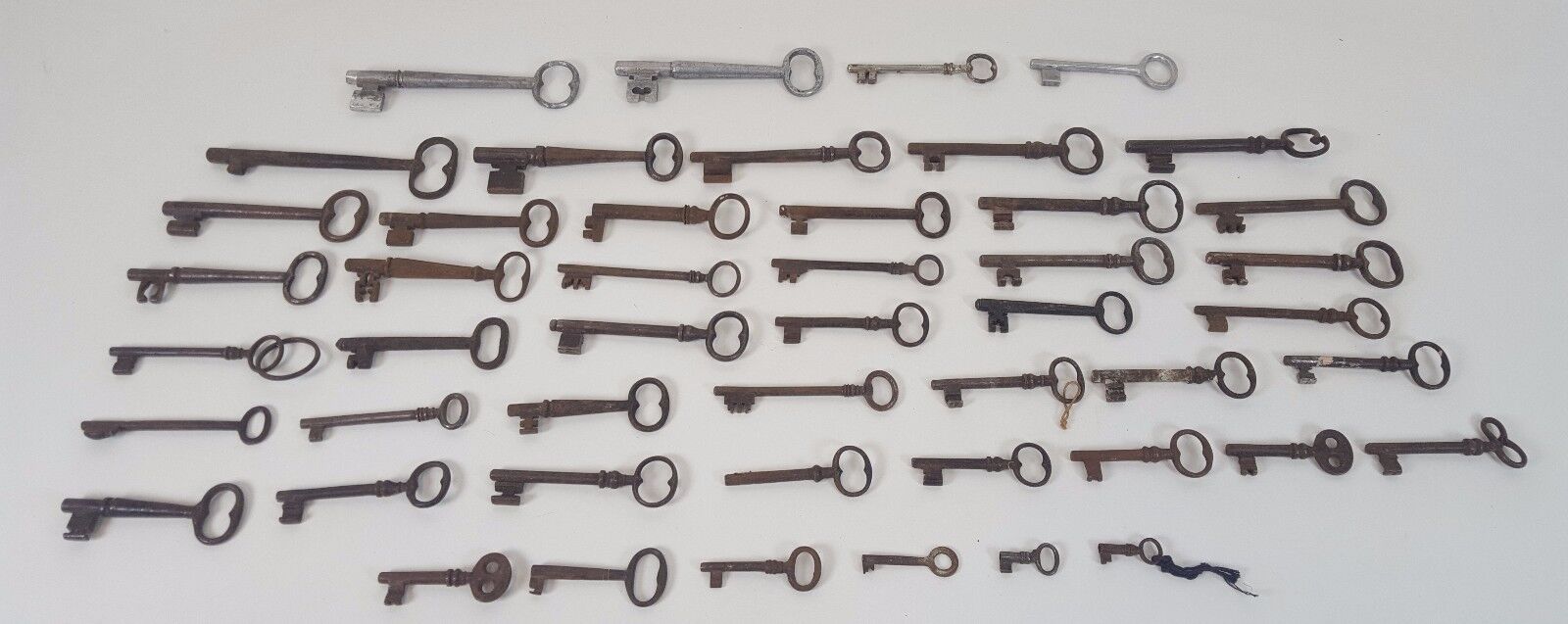 COLLECTION OF 48 KEYS ANTIQUE IRON AND ALUMINUM. SPAIN. FROM THE 17TH CENTURY TO