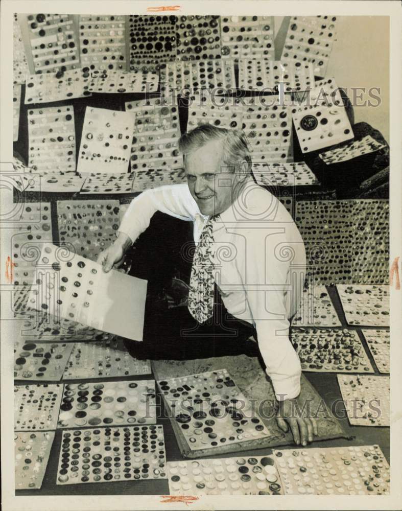 1948 Press Photo Harry Bird with his button collection in Seattle, Washington