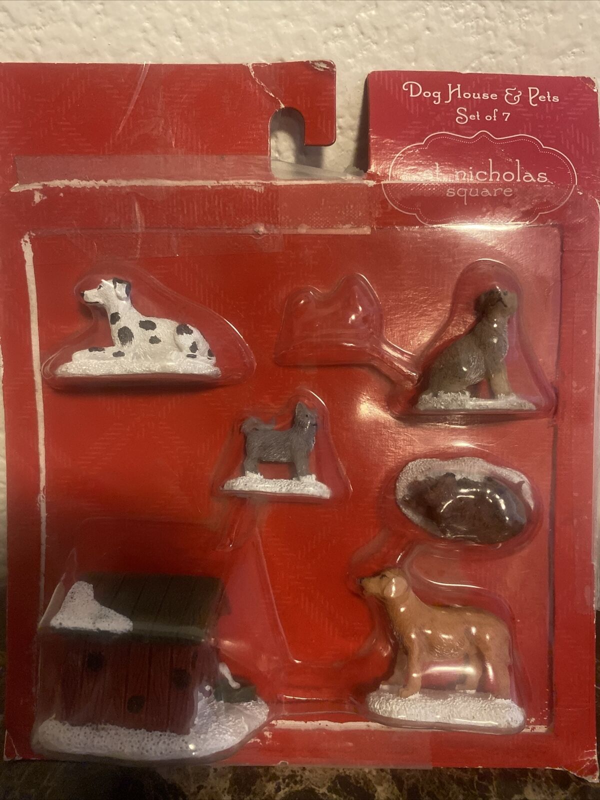 St Nicholas Square Dog House And Pets Figurine Set