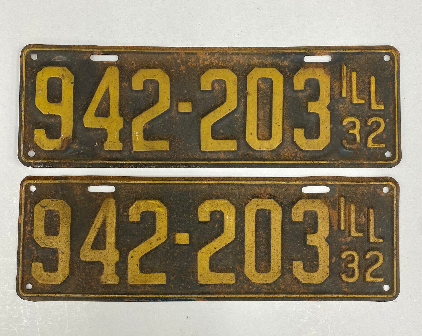 Pair of 1932 Illinois License Plates - # 942-203