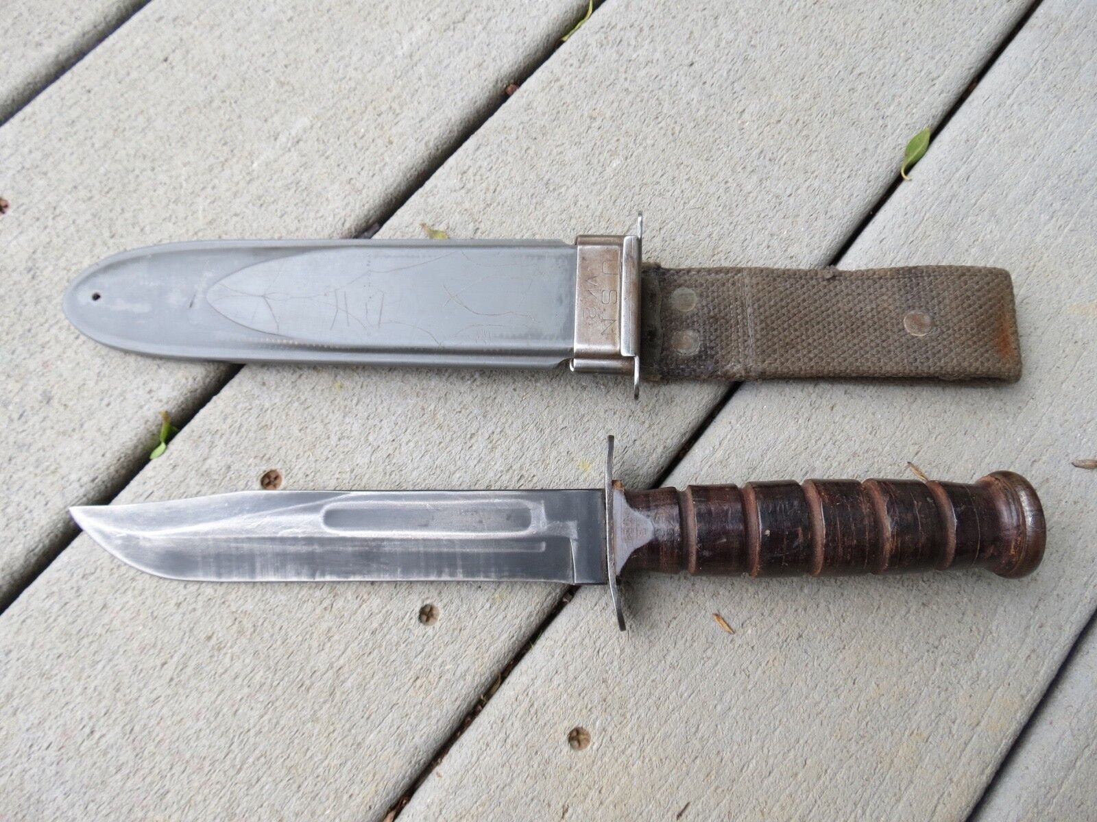 Camillus WWII Fighting knife USN Mark 2  (lot#12215)