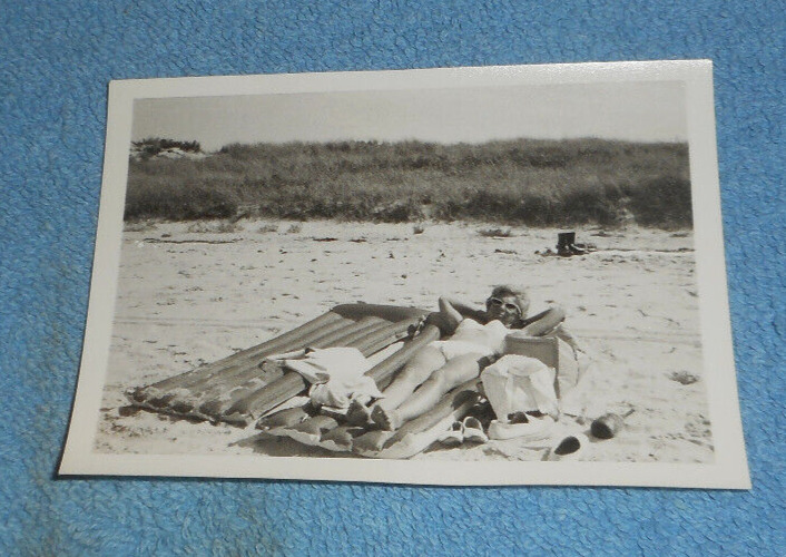1969 Photo Pretty Lady With Sunglasses & Bikini Lies On Beach 3\