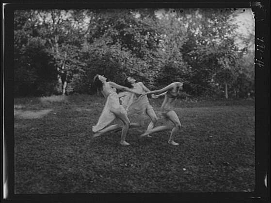 Florence Noyes dancers,performances,women,fabrics,outdoors,h,Arnold Genthe,1915