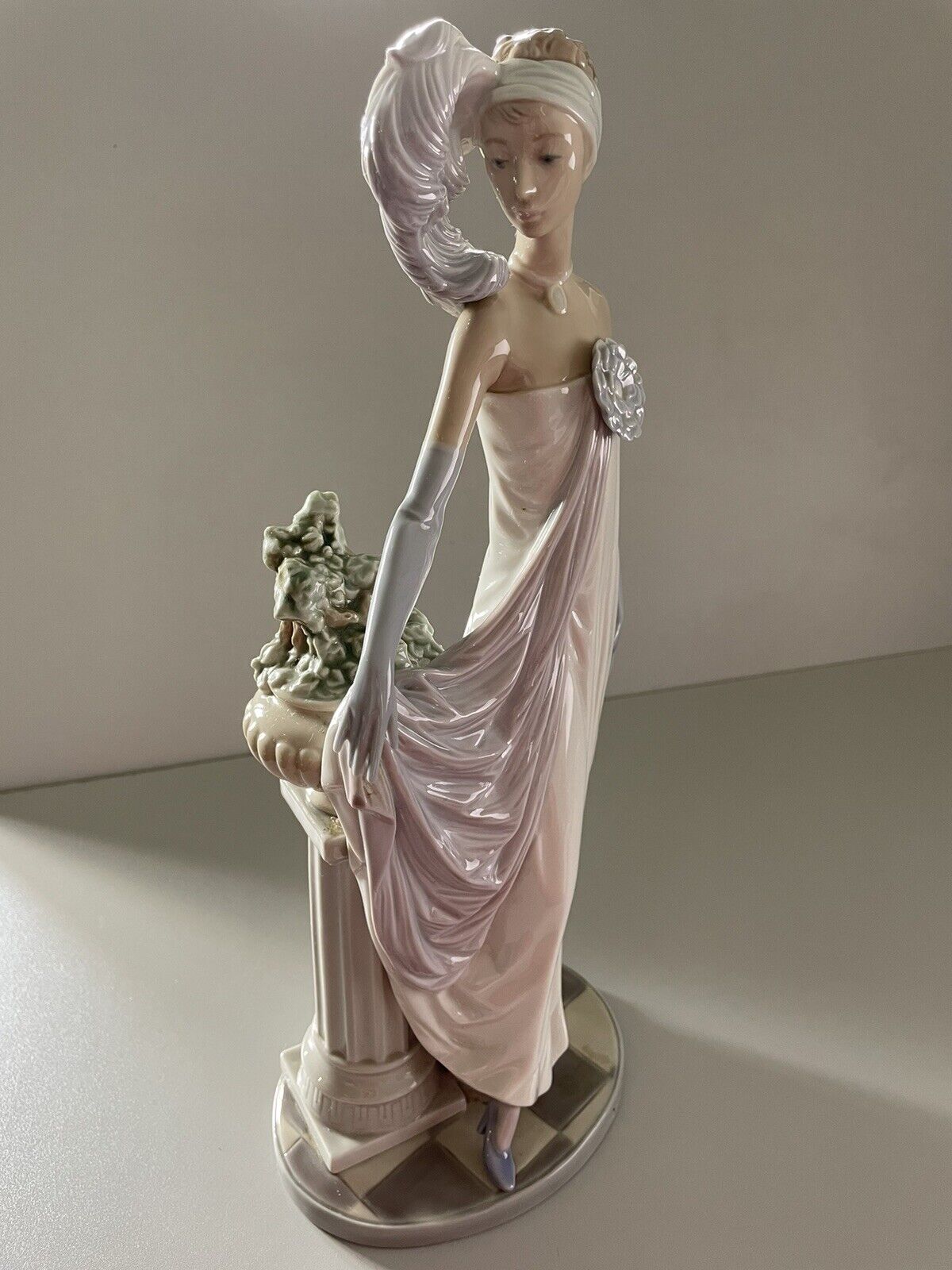Lladro Elegant Lady Porcelain Figurine Socialite of the 1920\'s 5283