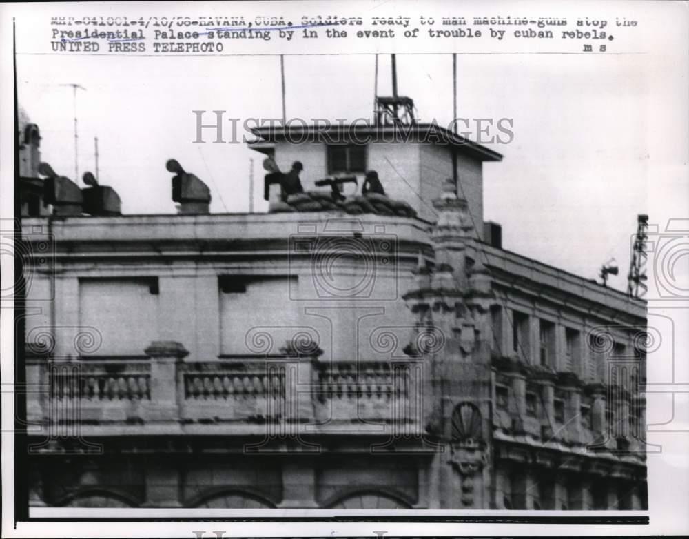 1958 Press Photo Soldiers man machine guns atop Presidential Palace in Havana
