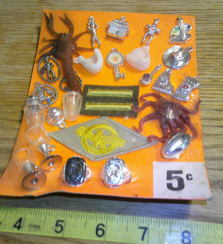 original Vintage display 5c card patches rings bugs charms  #jd474
