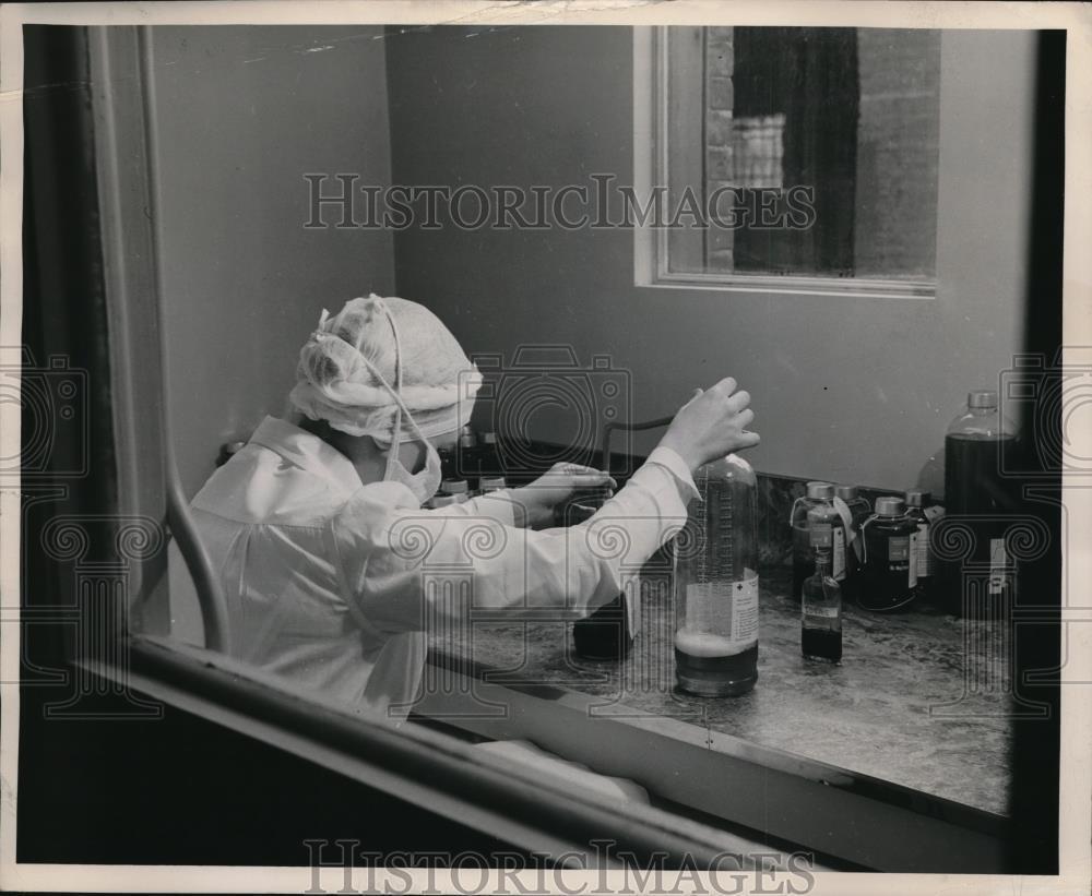 1949 Press Photo Red Cross Technician Converts Blood Into Plasma