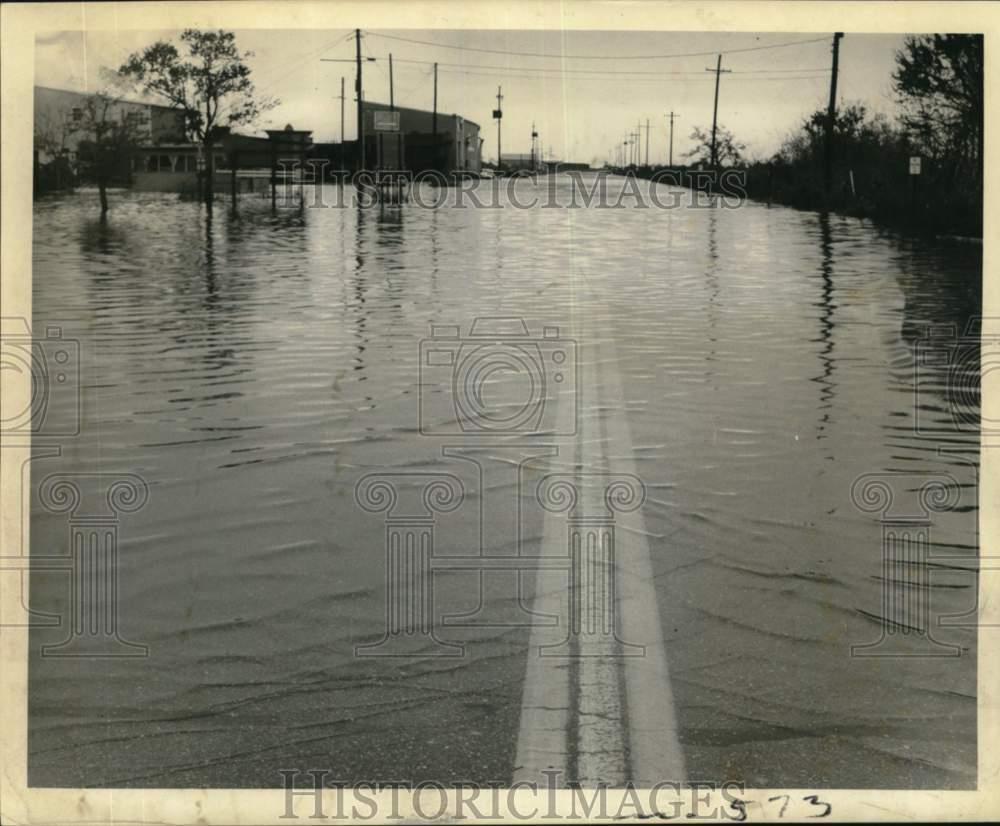 1965 Press Photo Menteur Highway flooded by tropical storm Debbie in New Orleans