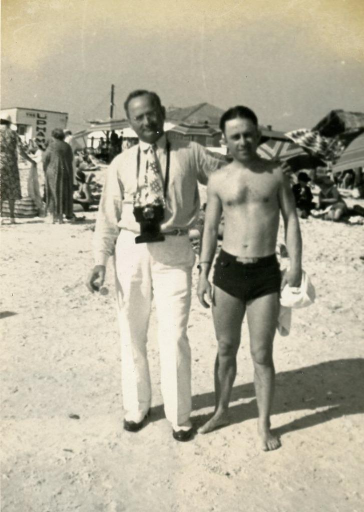 AC554 Vtg Photo MEN ON THE BEACH, SWIM TRUNKS, FOLD OUT CAMERA c 1930\'s 40\'s