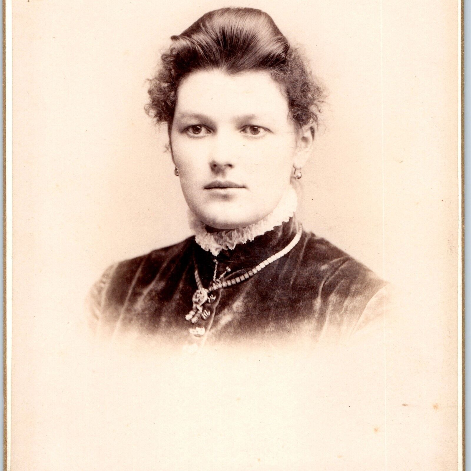 c1880s Cedar Rapids, IA Nice Young Lady Fleece Pompadour Cabinet Card Photo B18