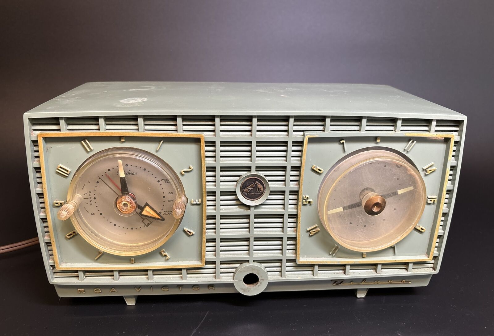 Vintage 1950s RCA Victor Deluxe Model 6-C-8B Clock Radio Green Powers On Repairs