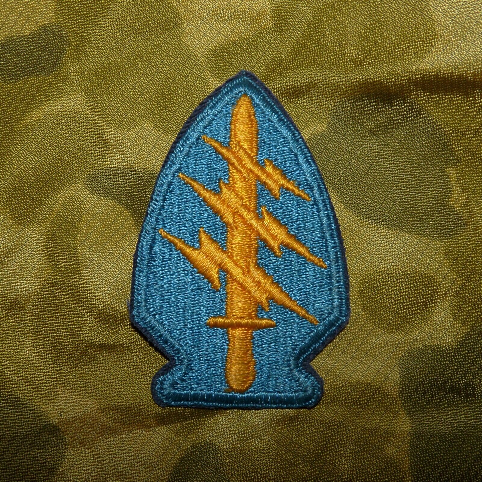 Original late 1960s US Army Special Forces Cut Edge SSI Sleeve Patch