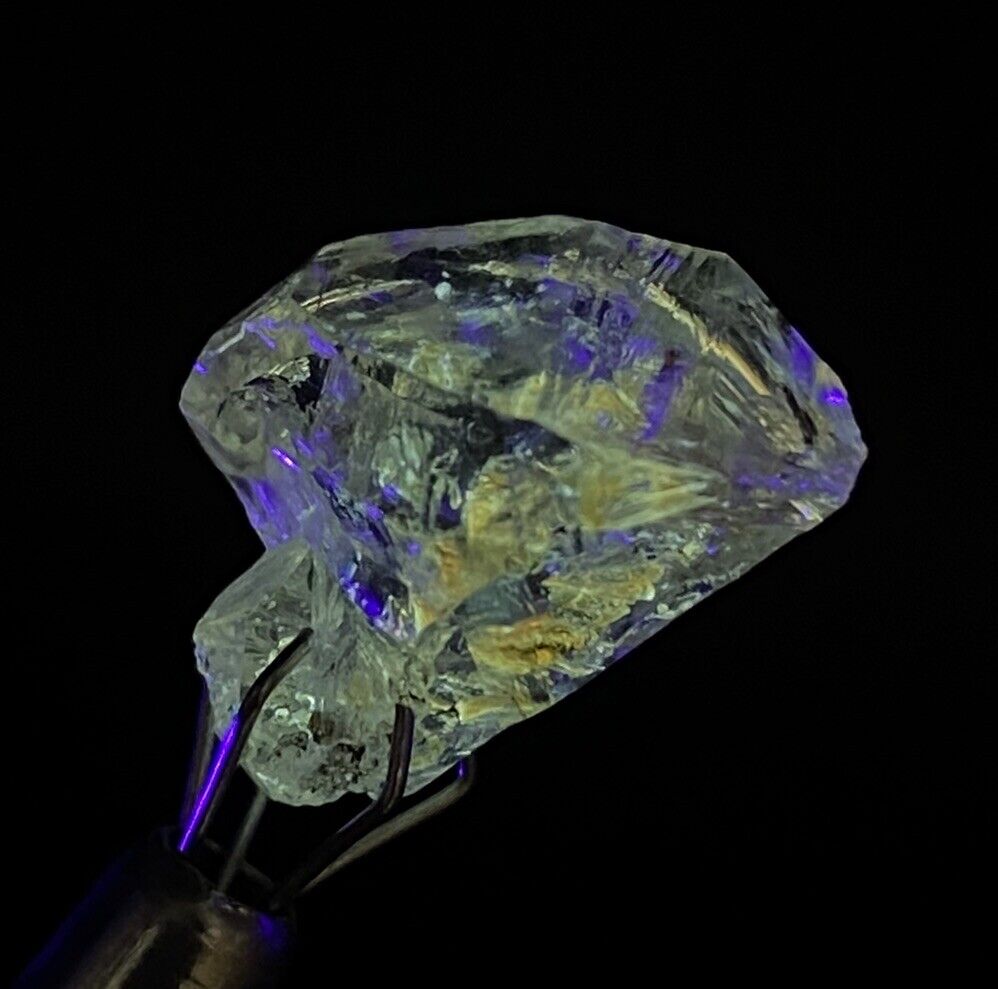 Natural Fluorescent Lustrous Petroleum diamond Quartz  Amazing Crystals 9.40 Ct