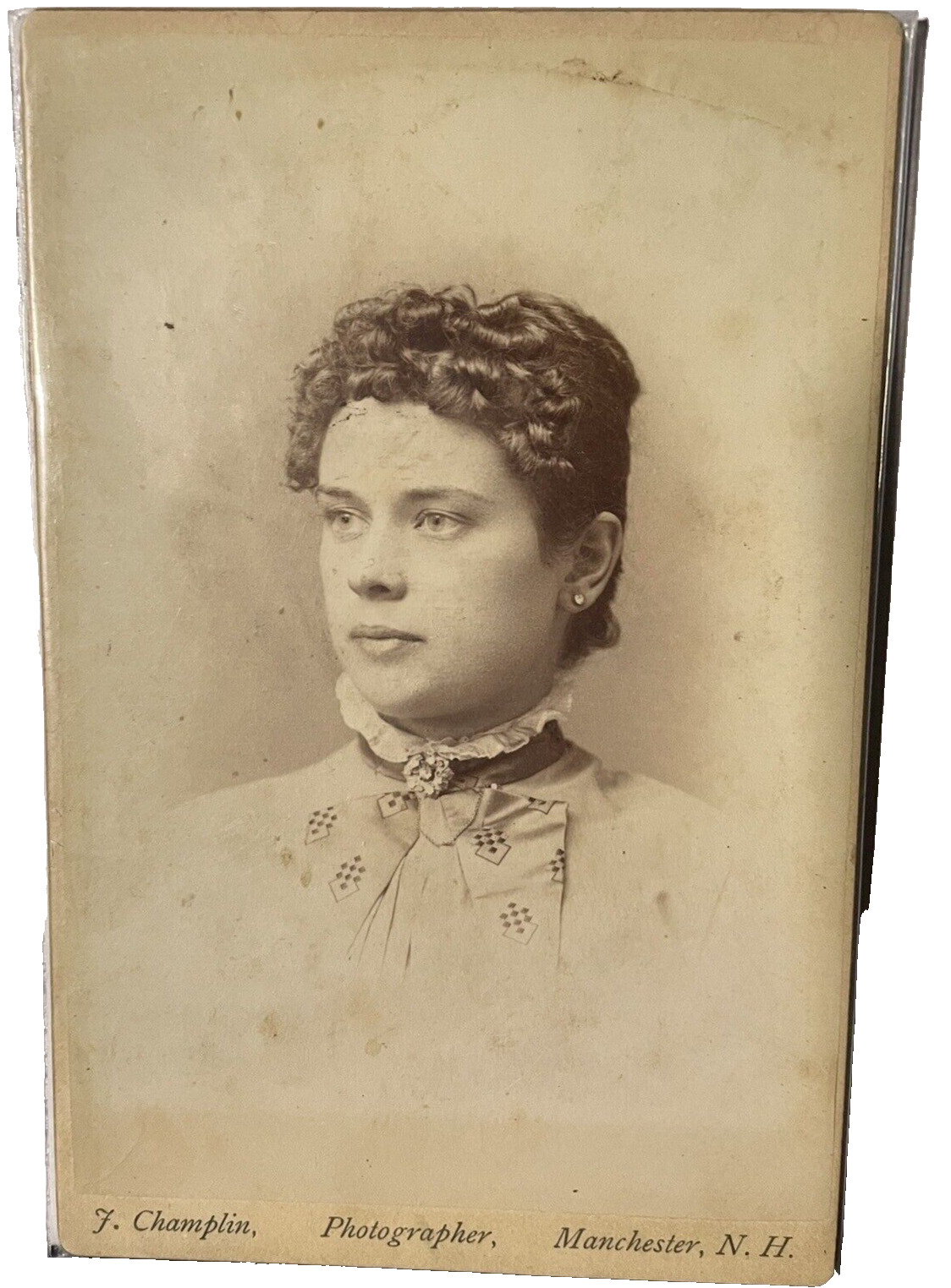 Victorian Woman Cabinet Card Photo Short Curly Hair Brooch Champlin, Photographe