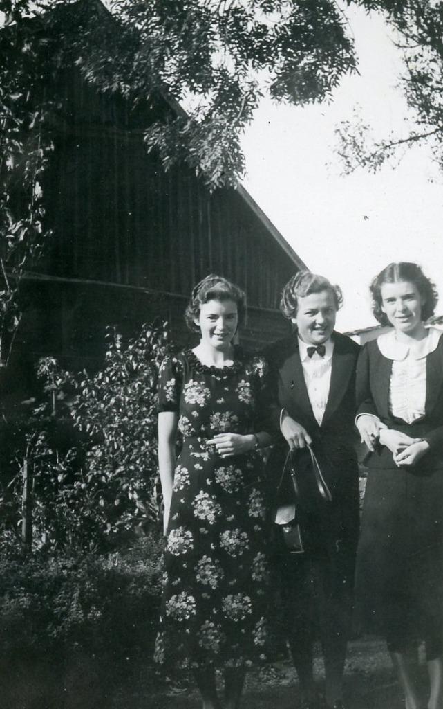 KJ341 Vtg Photo THREE YOUNG WOMEN c 1940's