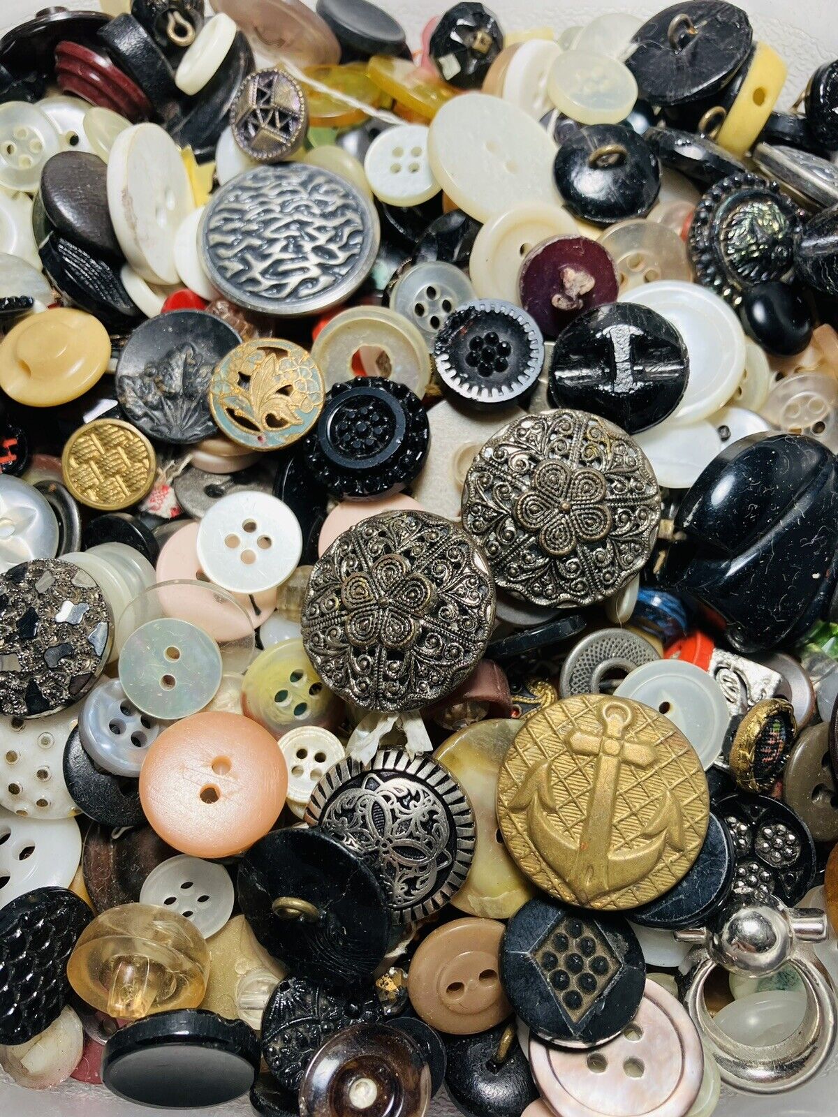 Antique Vintage Large Lot Hundreds Of Buttons Metal Mop Shell Plastic Crafts