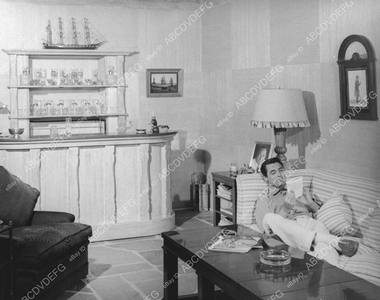 8b20-14727 candid Cary Grant relaxing at home 8b20-14727 8b20-14727