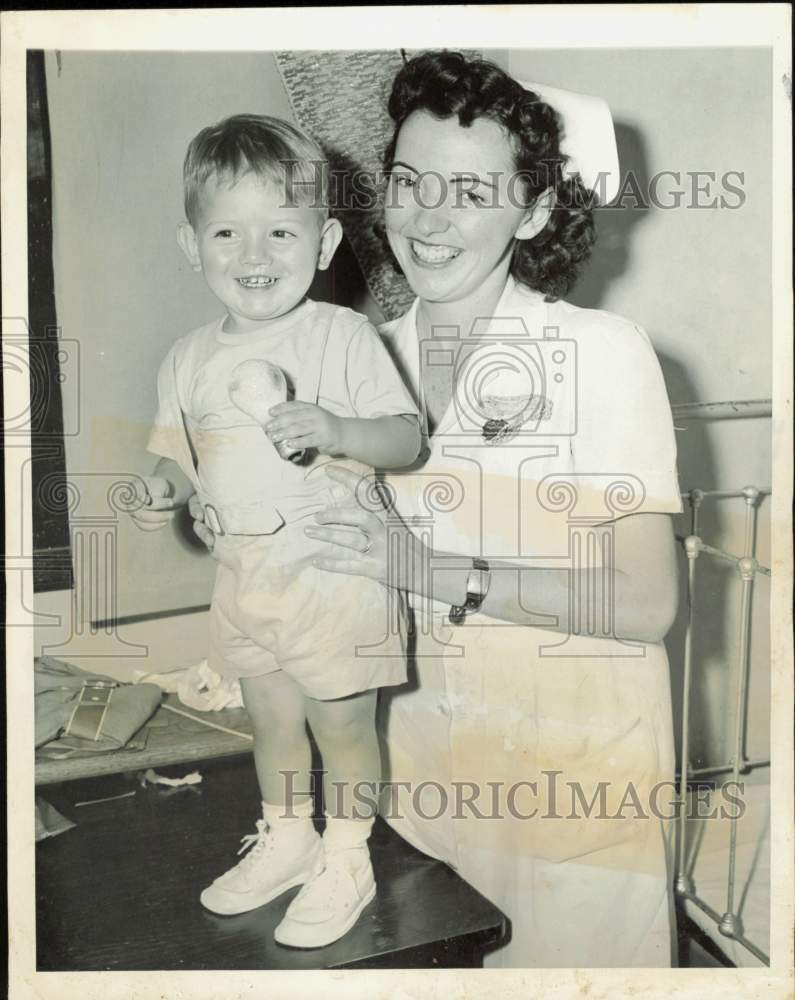 1943 Press Photo Kidnaped boy Howard Freeman with nurse Alice Warner, Illinois