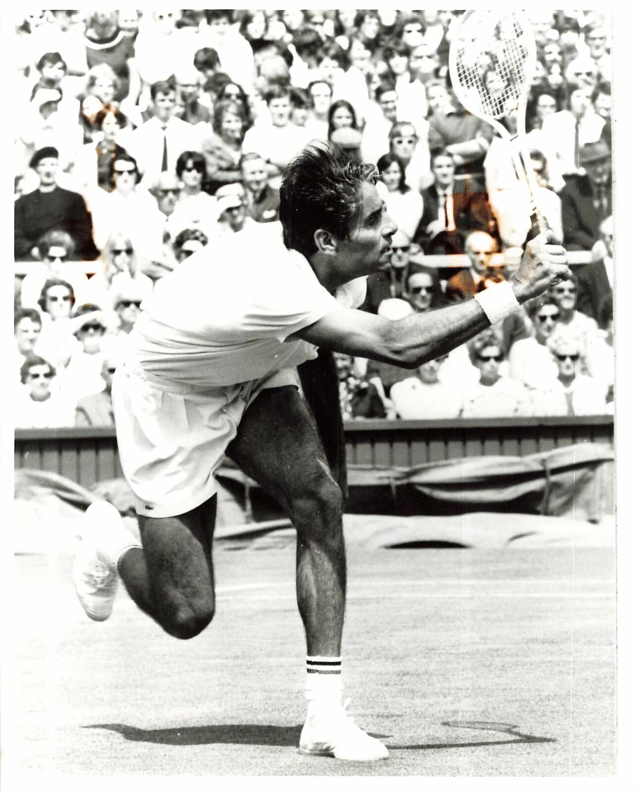 1969 Press Photo PANCHO Ricardo Gonzales Tennis Match Wimbledon Swings Racquet 