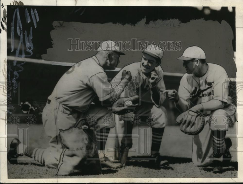 1934 Press Photo Coaches Clyde Weres, Mike Gonzales with pitcher J. Herman Dean
