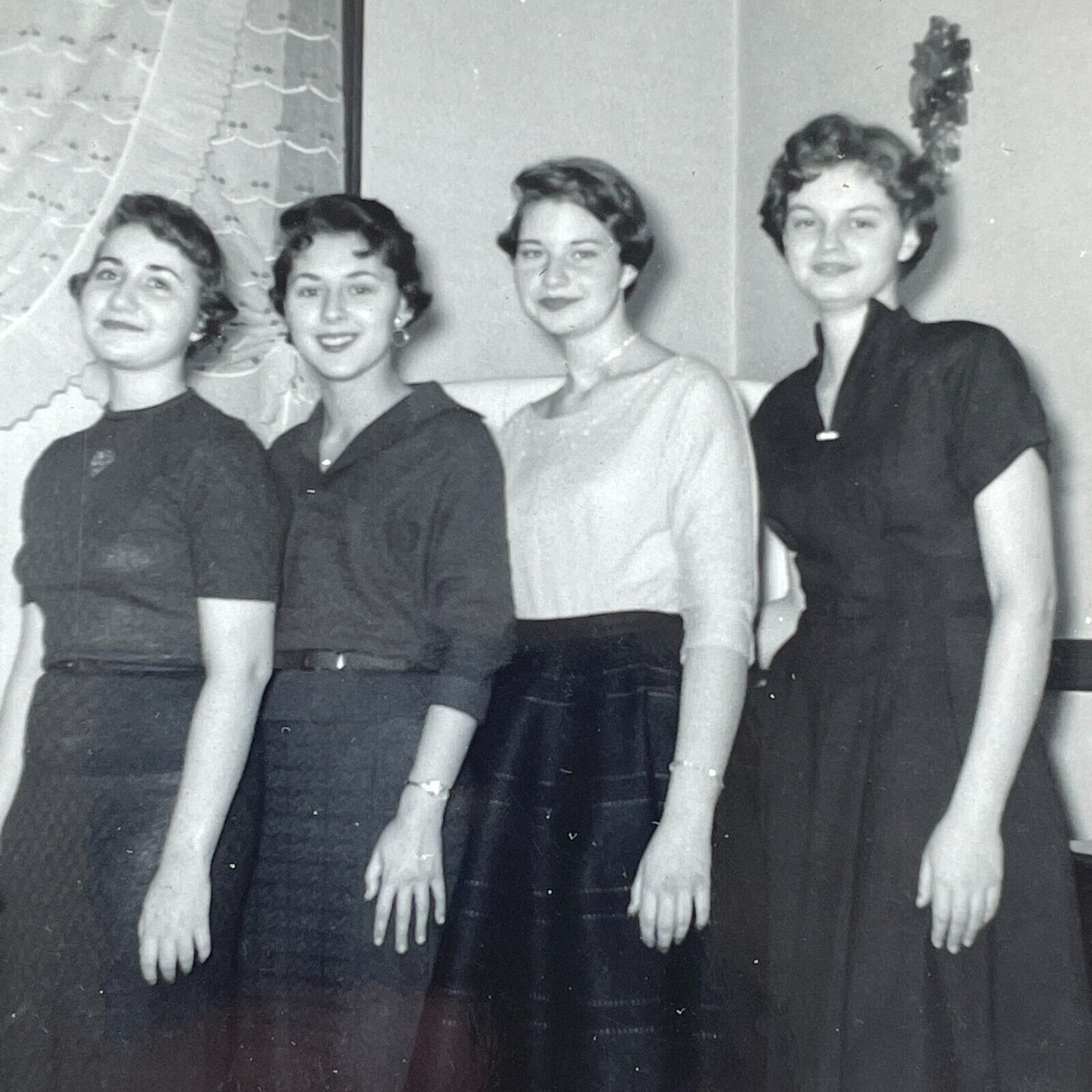 P6 Photograph Group Young Women Standing In Row In Order Of Height 1950\'s