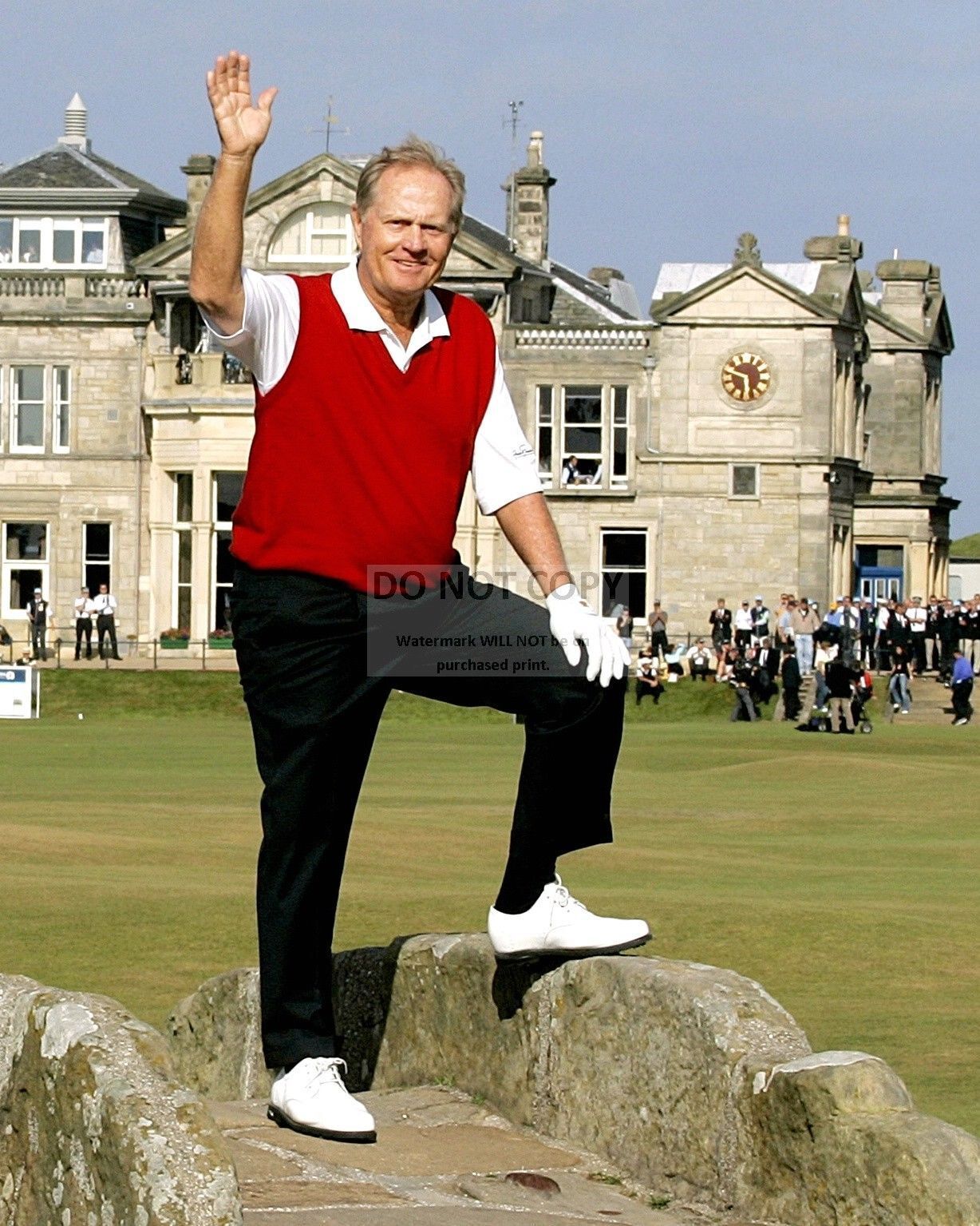 JACK NICKLAUS WAVES FAREWELL DURING 2005 BRITISH OPEN  8X10 SPORTS PHOTO (CC843)