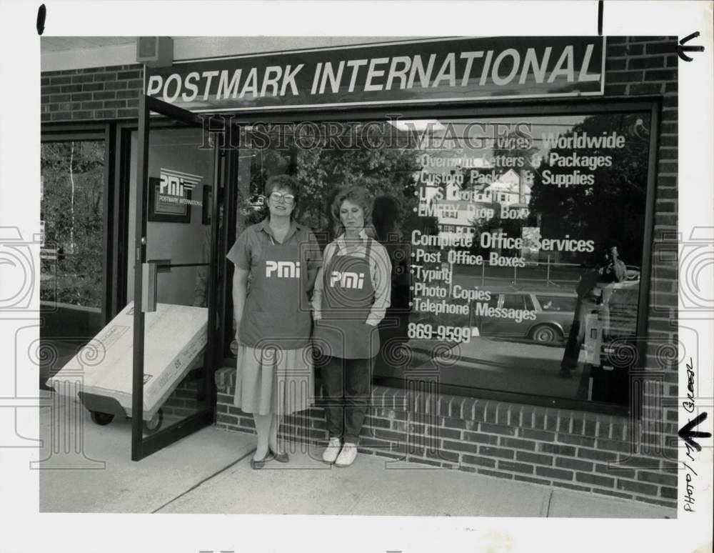 Press Photo Carol Romersa and Linda Bryant at Postmark International, Greenwich