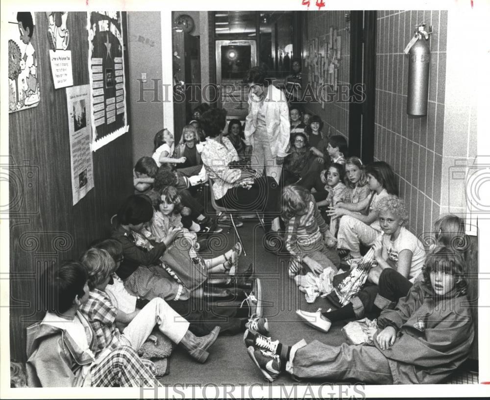 1979 Press Photo Stranded Students Line Hallway At Armstrong School in Conroe TX