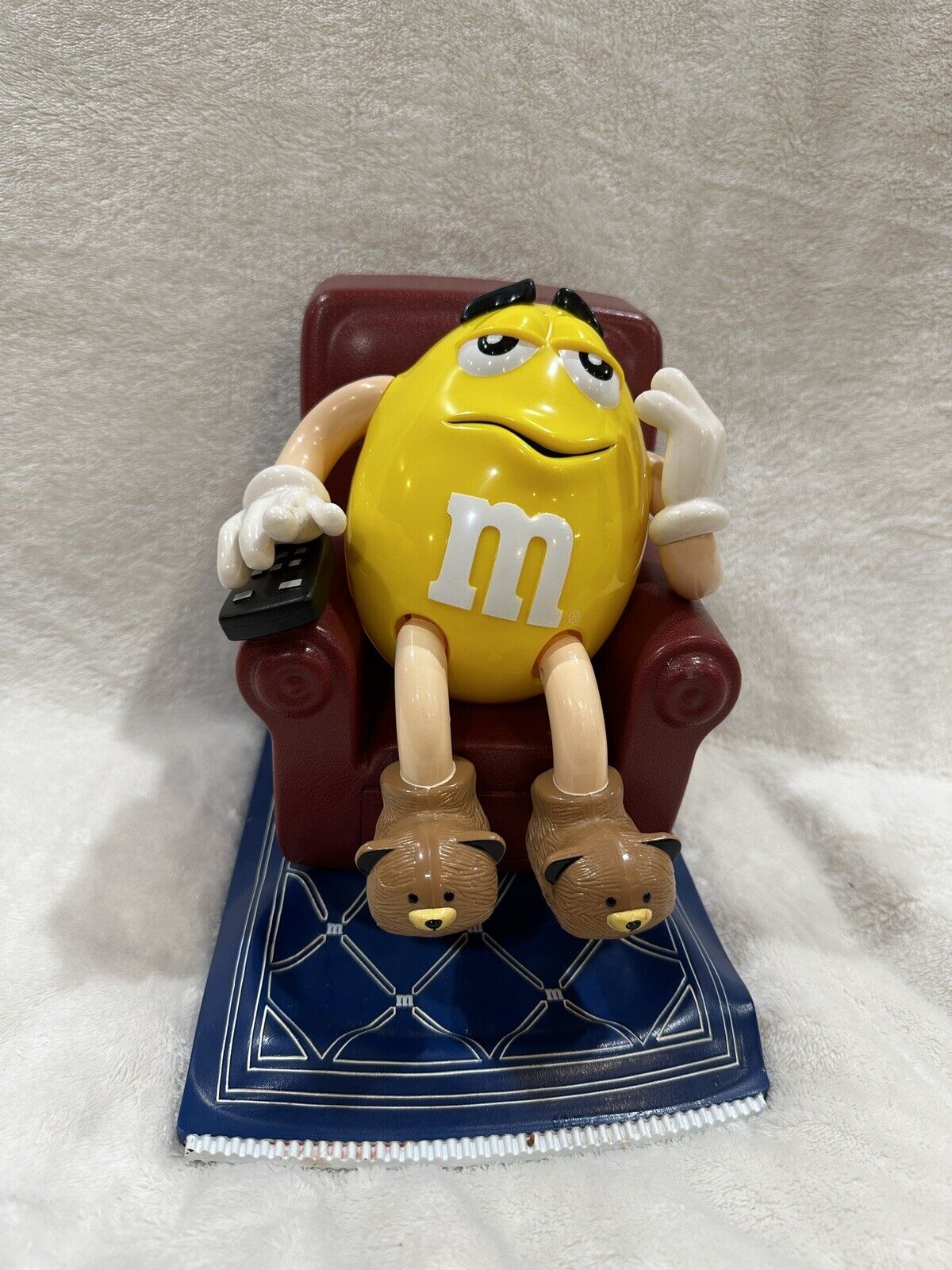 M&M\'S CANDY DISPENSER RECLINER CHAIR WITH REMOTE YELLOW PEANUT VINTAGE