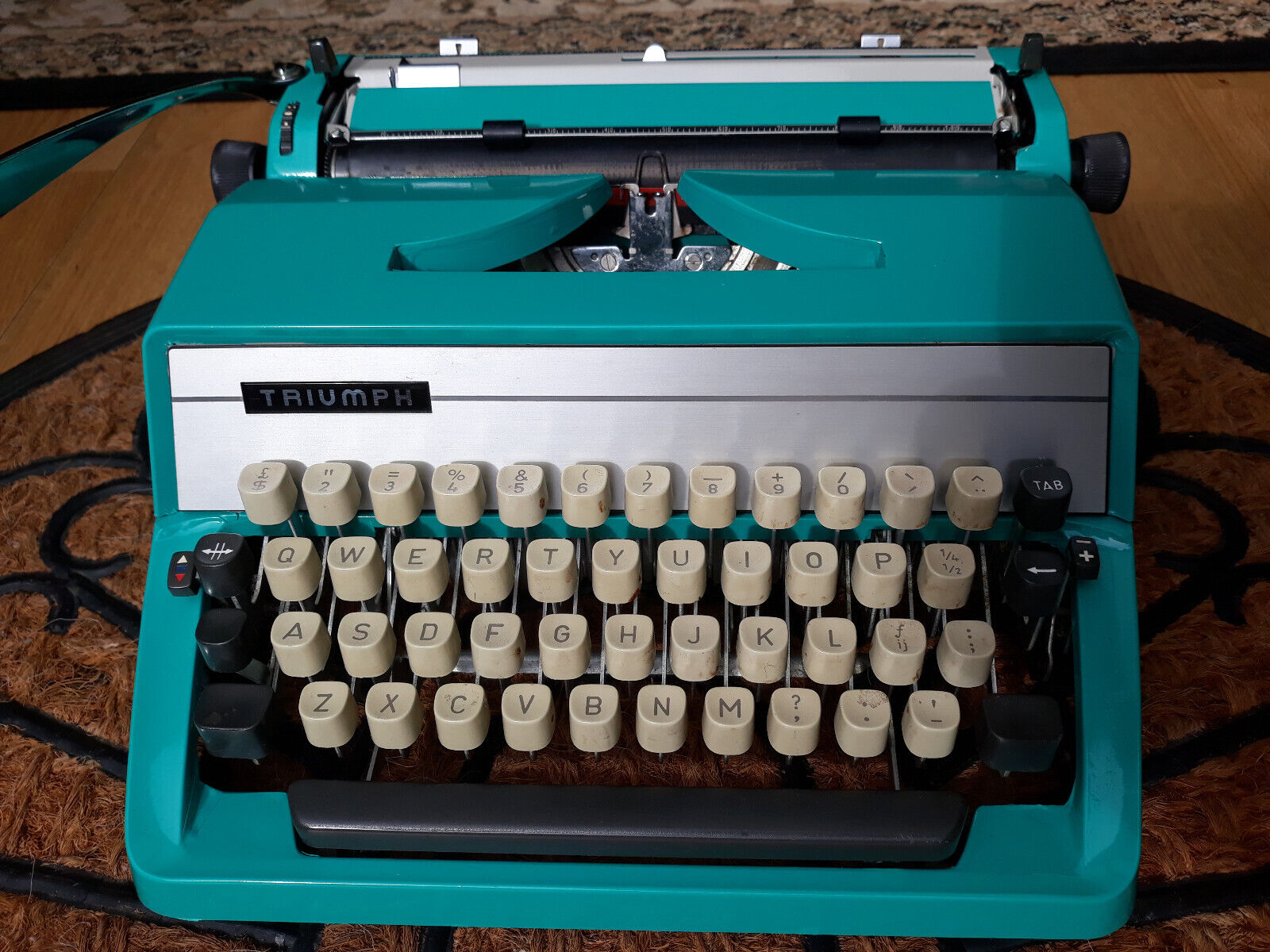 Beautifull turqiose Triumph portable vintage typewriter with case