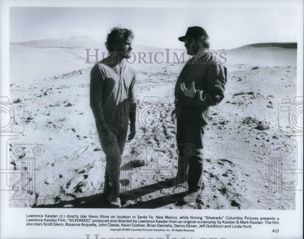 1985 Press Photo Lawrence Kasdan Director Kevin Kline Actor On Set Silverado