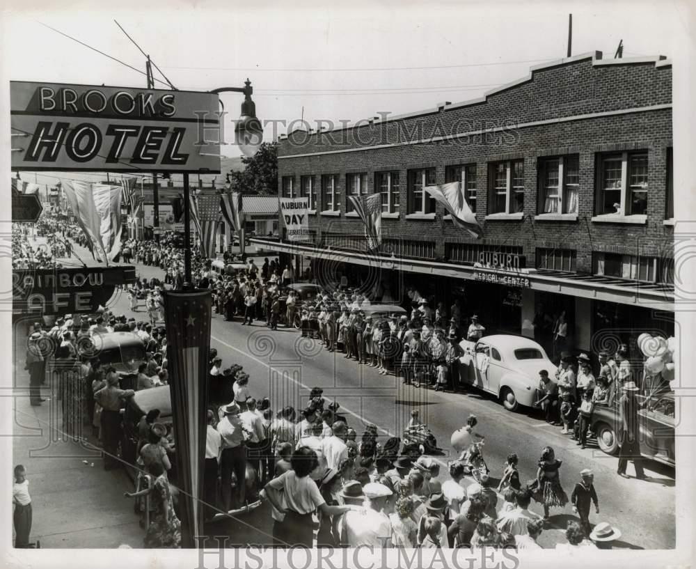 1947 Press Photo Auburn Day parade in front of the Brooks Hotel - lry18586
