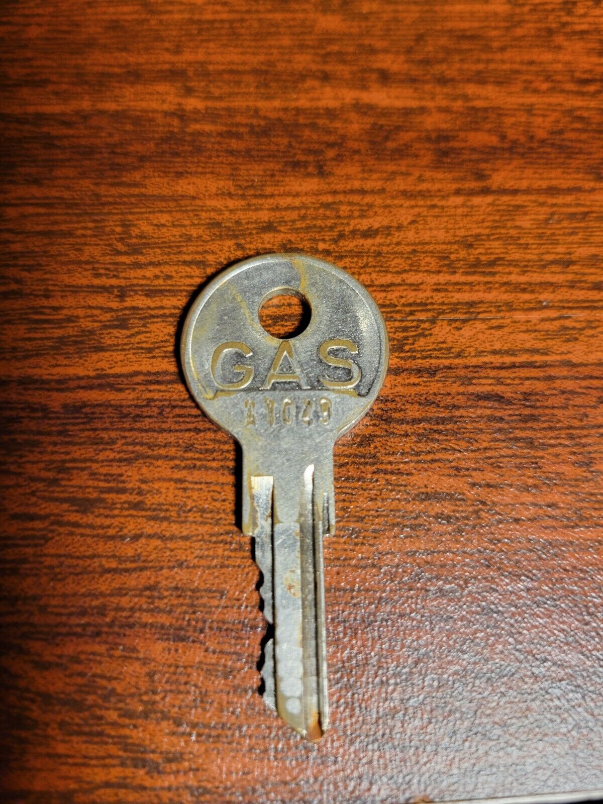 Vintage Old Original Briggs & Stratton Locking Gas Fuel Cap Key # A1049