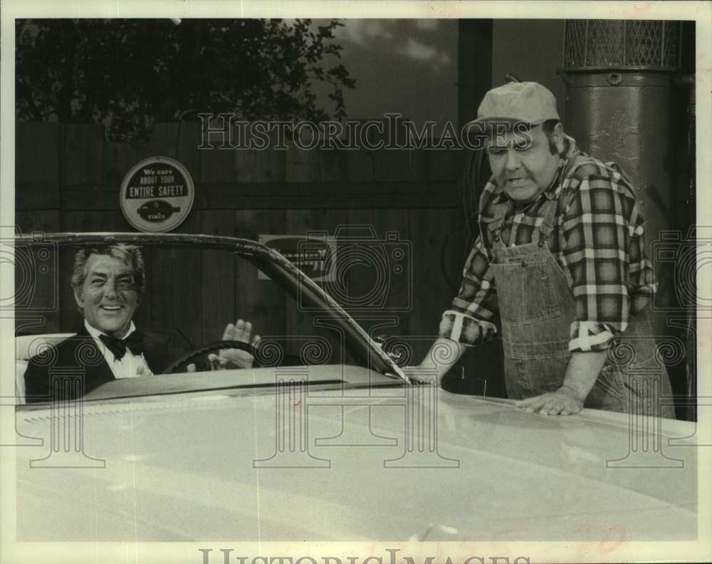 Press Photo Actor Jonathan Winters with man on show - sap42040