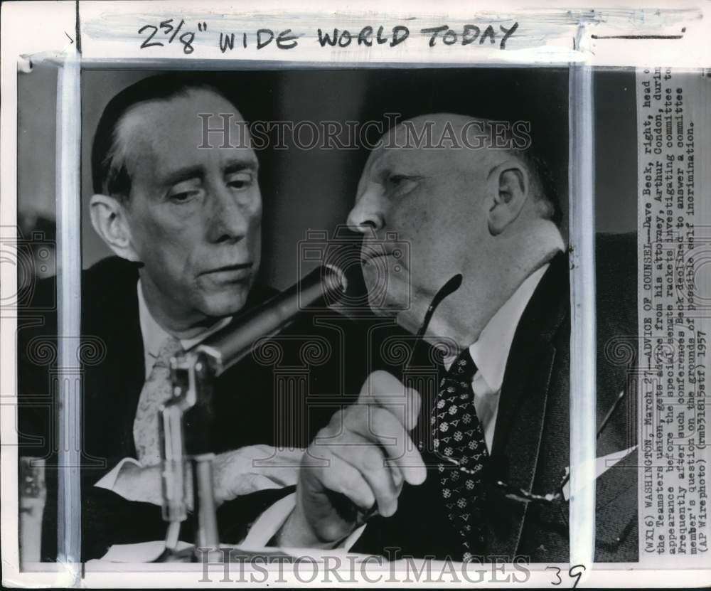 1957 Press Photo Teamsters Head Dave Beck Confers with Lawyer at Senate Hearing