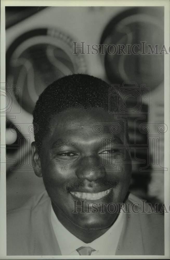 1986 Press Photo Rockets Akeem Olajuwon has big smile after agreeing to contract