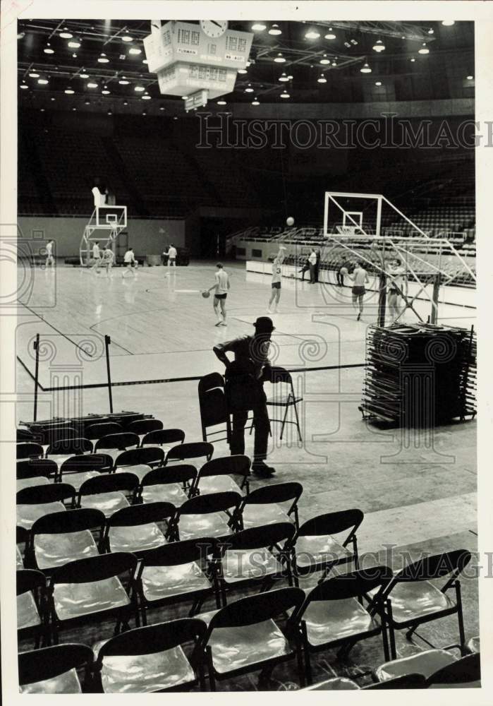 1970 Press Photo Worker setting up chairs at Independence Arena - lra68500