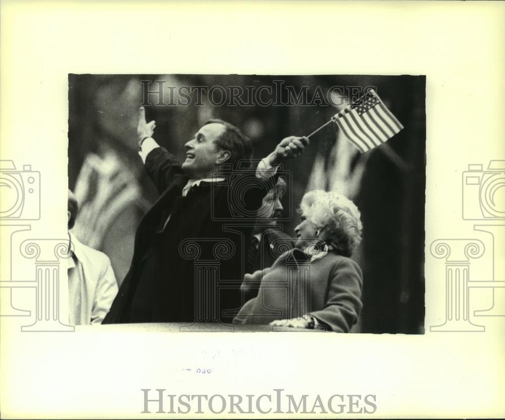 1981 Press Photo Inaugural parade, VP George Bush and wife Barbara - mjc06933